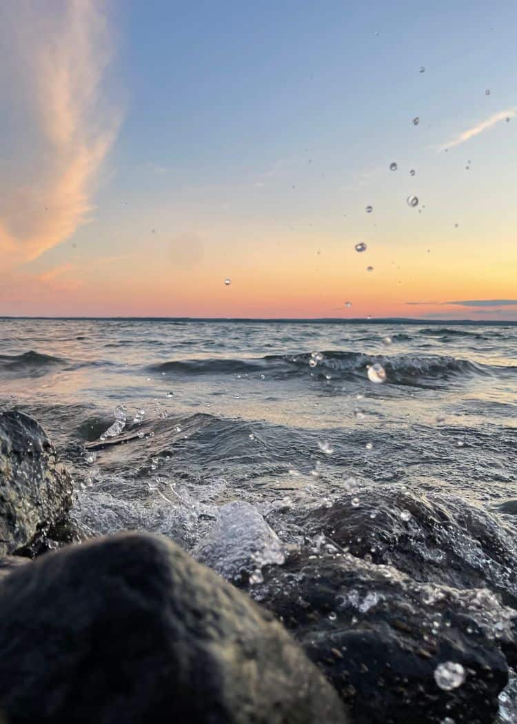 McRae Point Provincial Park - Splashing water on the rocks