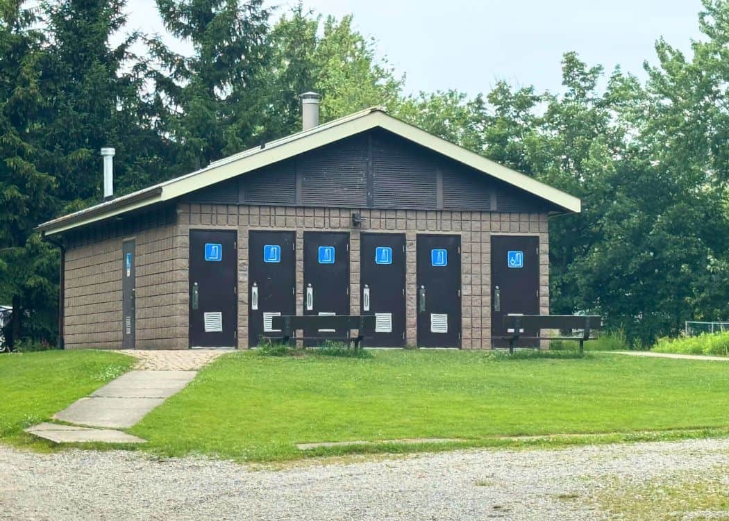 Selkirk Provincial Park - Comfort Station in Area 2