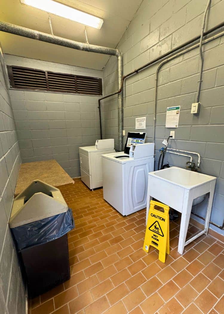 Selkirk Provincial Park - Laundromat in Area 2