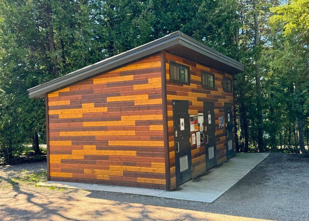 Bruce Peninsula National Park - Washrooms with flush toilets in the Birches Campground