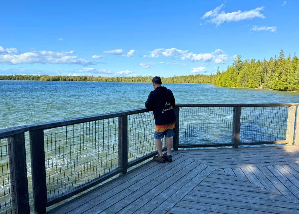 Bruce Peninsula National Park - Wooden lookout deck on the