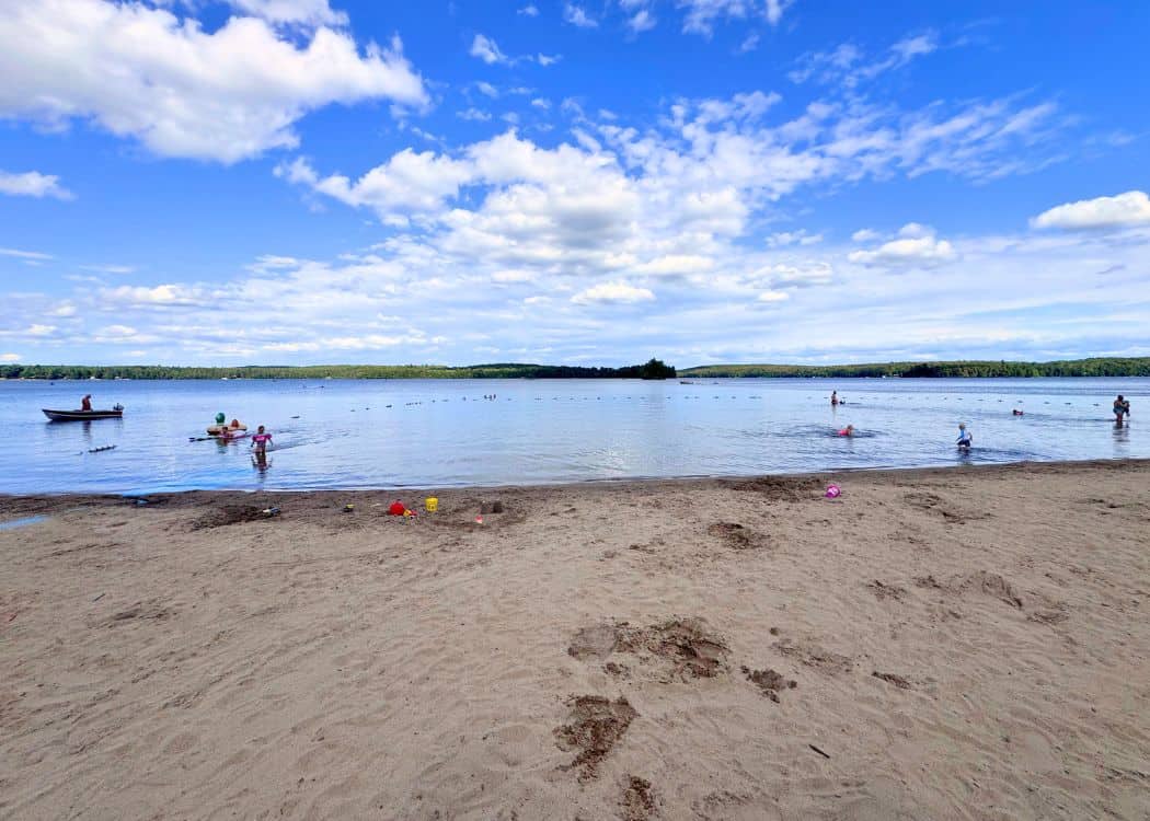 Mikisew Provincial Park - Centre beach on a sunny day