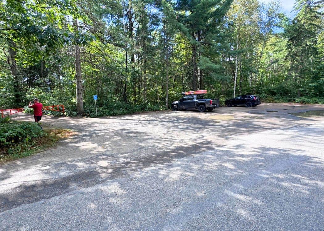 Arrowhead Provincial Park - Parking at trailhead