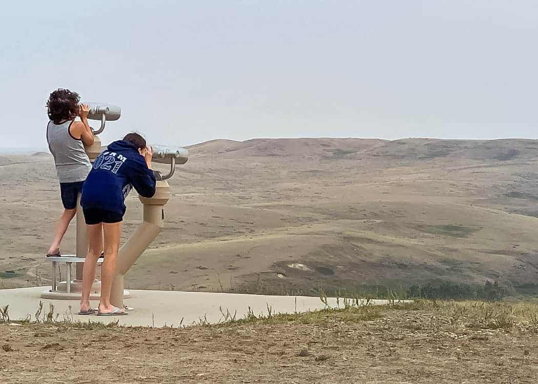 Grasslands NP - Badlands Parkway - Kids with telescopes at lookout point